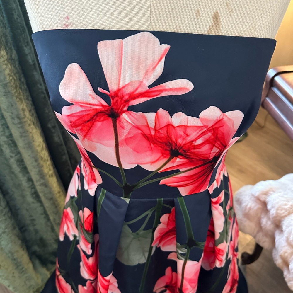David Meister
Strapless Fit-&-Flare Floral Dress w/ Pockets - Picture 5 of 12